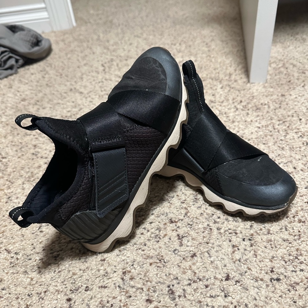 Sorel Size 6 Women’s Kinetic Sneak Black Sneakers Adjustable Strap Shoes Low Top - Picture 1 of 13